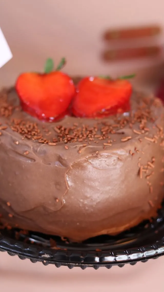 Bolo de chocolate com morangos por cima