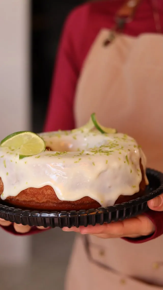 Bolo de limão com cobertura e raspas