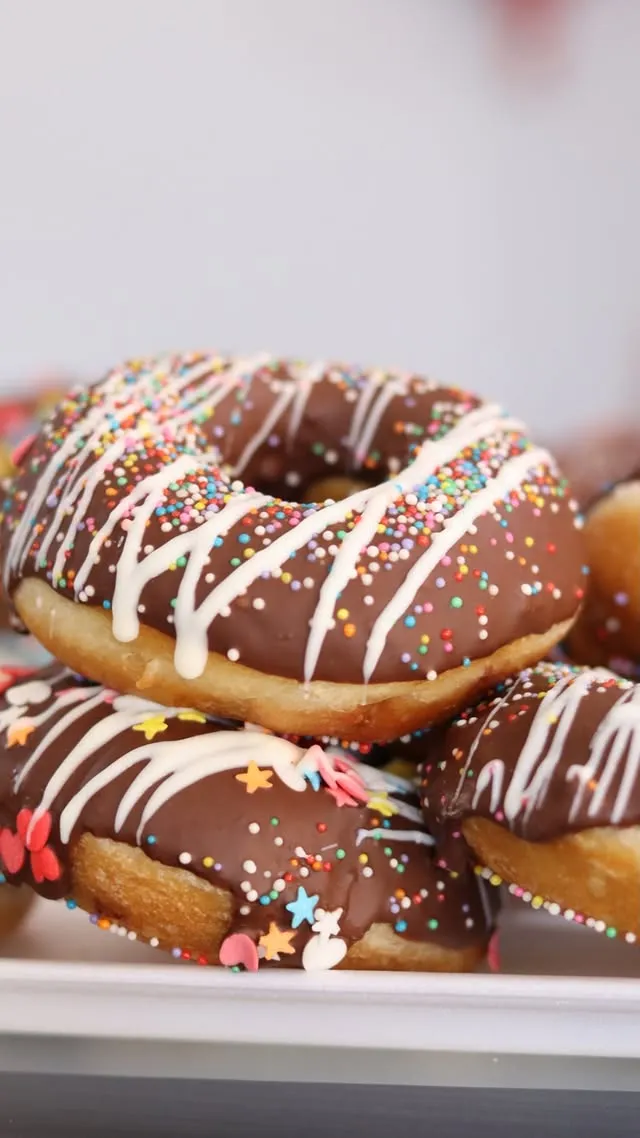 Donuts de chocolate com granulado colorido