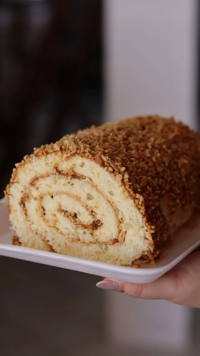 Rocambole de doce de leite com amendoim