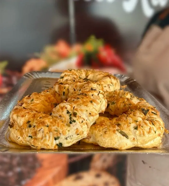 Roscas de queijo gratinado com ervas na bandeja